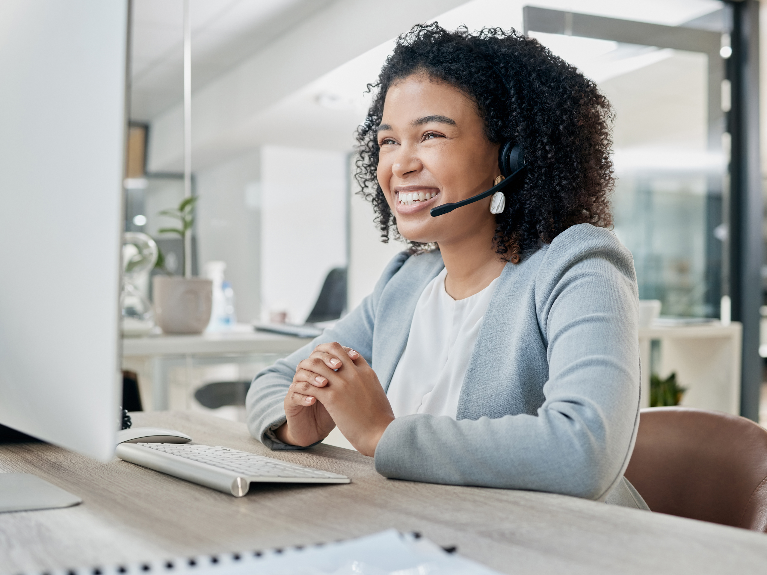 Girl in customer service, representing personalized support and answering the question "How does it apply to me?